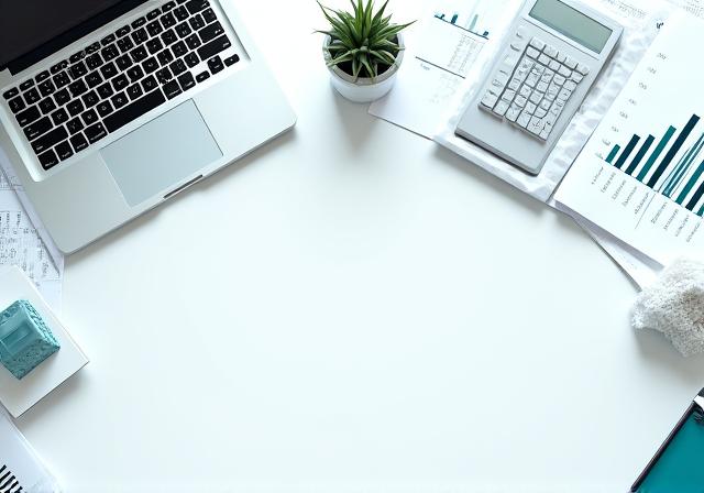 Documentazione payroll e calcolatrice su scrivania ordinata